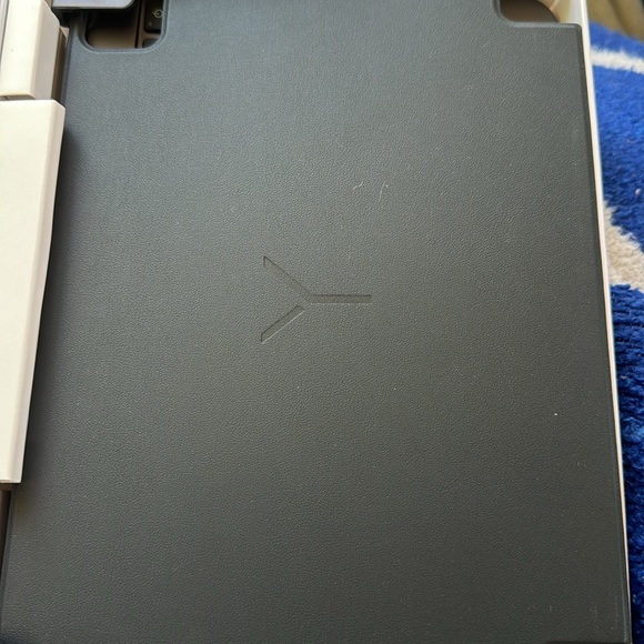 Wireless keyboard with trackpad a& magnetic cover 11 inch I pad pro - Picture 3 of 4